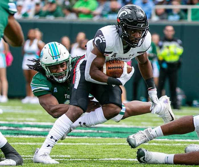 University of Cincinnati Bearcats Jerome Ford breaks through the Tulane Green Wave defense at Yulman Stadium in New Orleans Saturday, October 30, 2021. 1031uc Tulane